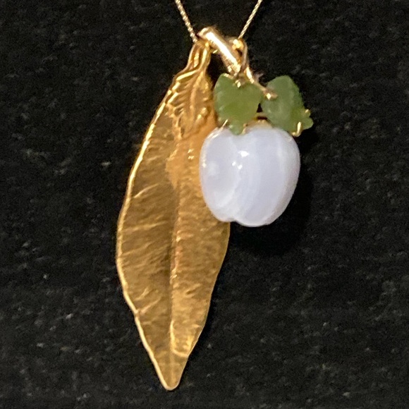 Lovely pendants, gold leaf and agate apple sold as set - Picture 1 of 9